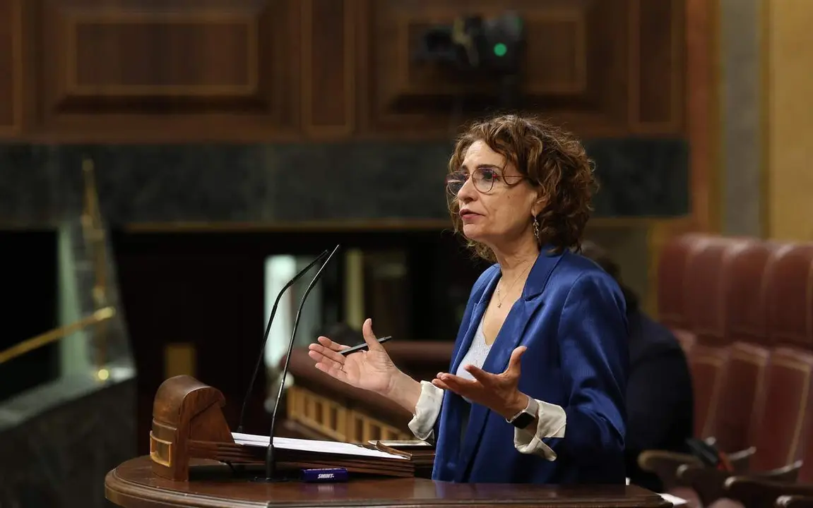 La vicepresidenta primera y ministra de Hacienda, Mar&iacute;a Jes&uacute;s Montero, interviene durante una sesi&oacute;n de control al Gobierno, en el Congreso de los Diputados, a 18 de marzo de 2026, en Madrid (Espa&ntilde;a).