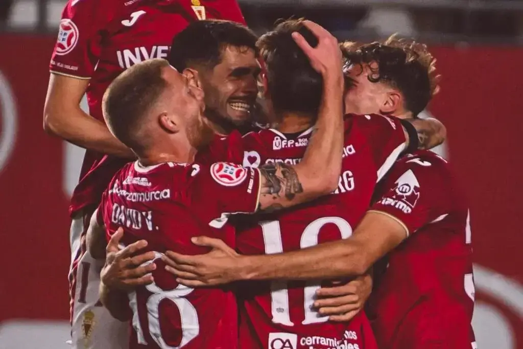 Los jugadores del Real Murcia celebran la victoria
