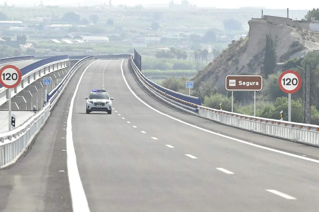 Archivo - Un coche de policia, durante la puesta en servicio de los tramos A y B del Arco Noroeste de Murcia
- Javi Carri&oacute;n - Archivo