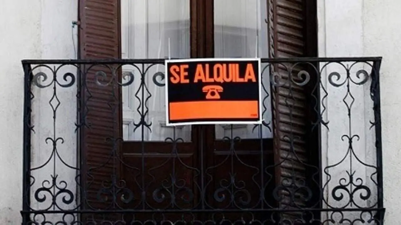 Vivienda con un cartel de 'se alquila' | Europa Press