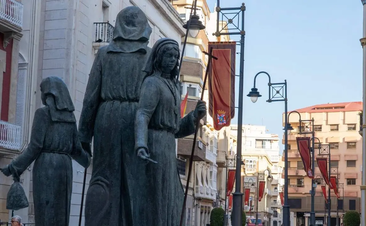 Cartagena se engalana para la Semana Santa con un centenar de estandartes en el recorrido de las procesiones
- AYUNTAMIENTO DE CARTAGENA