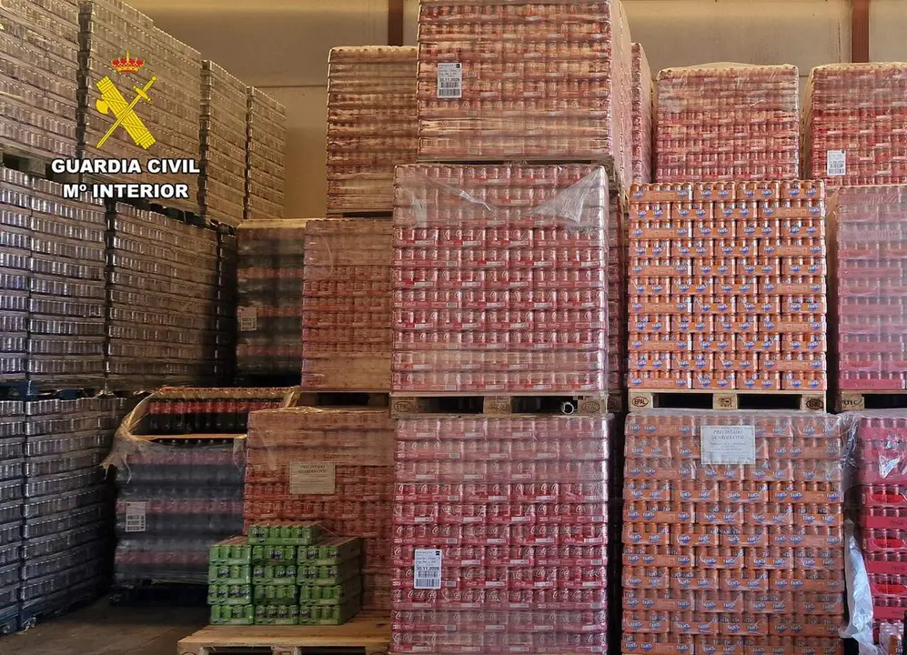 Imagen del almc&eacute;n donde la Guardia Civil ha intervenido m&aacute;s de 200.000 latas de bebidas con deficiencias en el etiquetado
- GUARDIA CIVIL