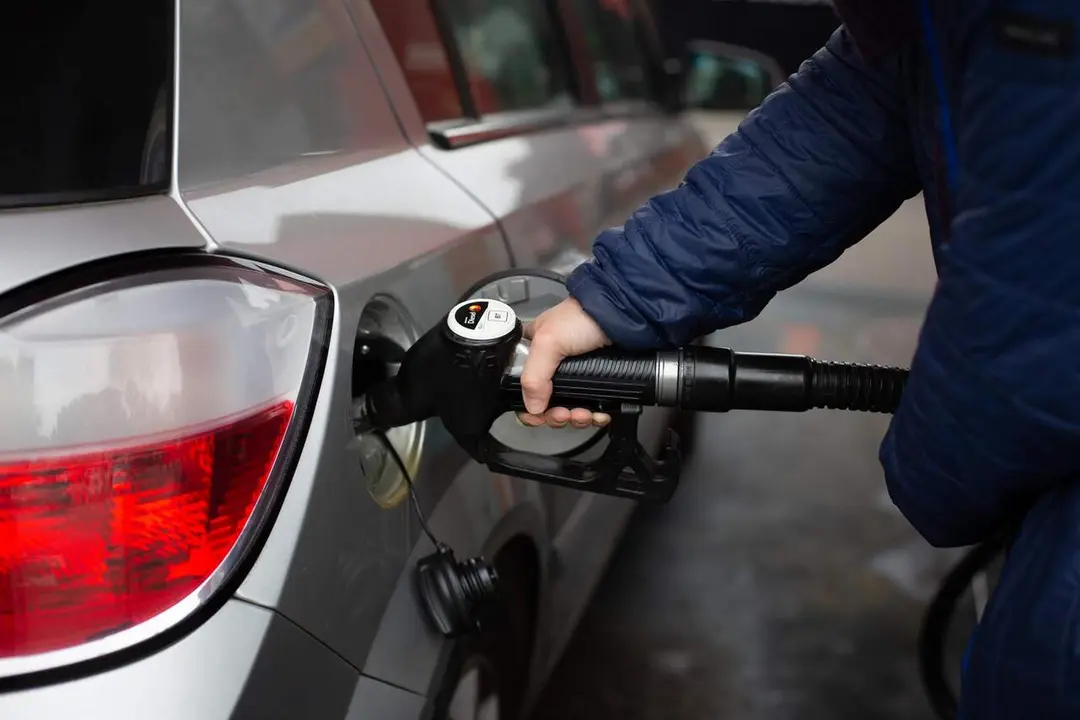 Archivo - Un hombre reposta gasolina
- David Zorrakino - Europa Press - Archivo