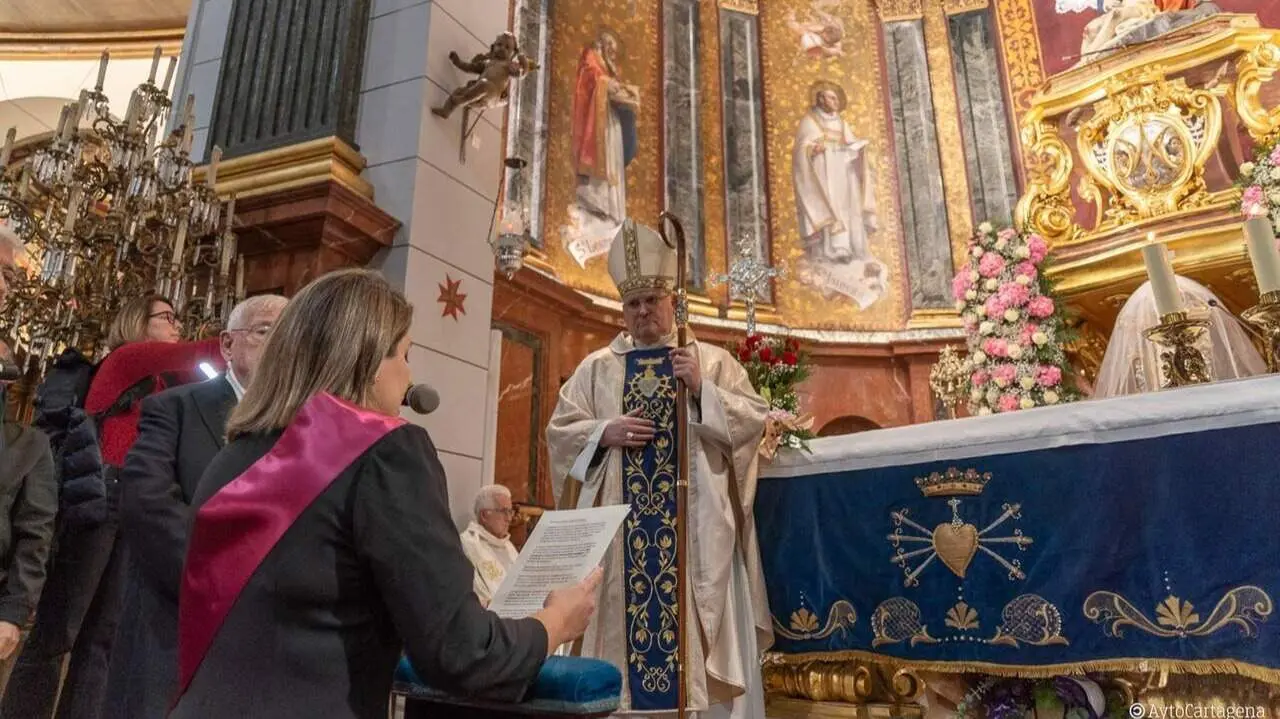 La alcaldesa de Cartagena, Noelia Arroyo, en la tradicional ofrenda de la Onza de Oro al Santo y Real Hospital de Caridad