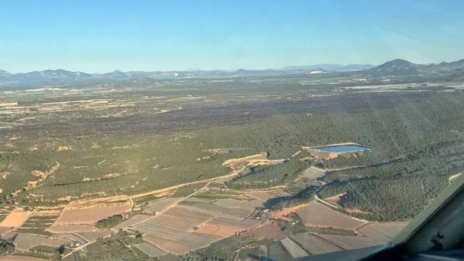 Imagen a&eacute;rea del incendio forestal en Sierra Espu&ntilde;a (foto: La 7)