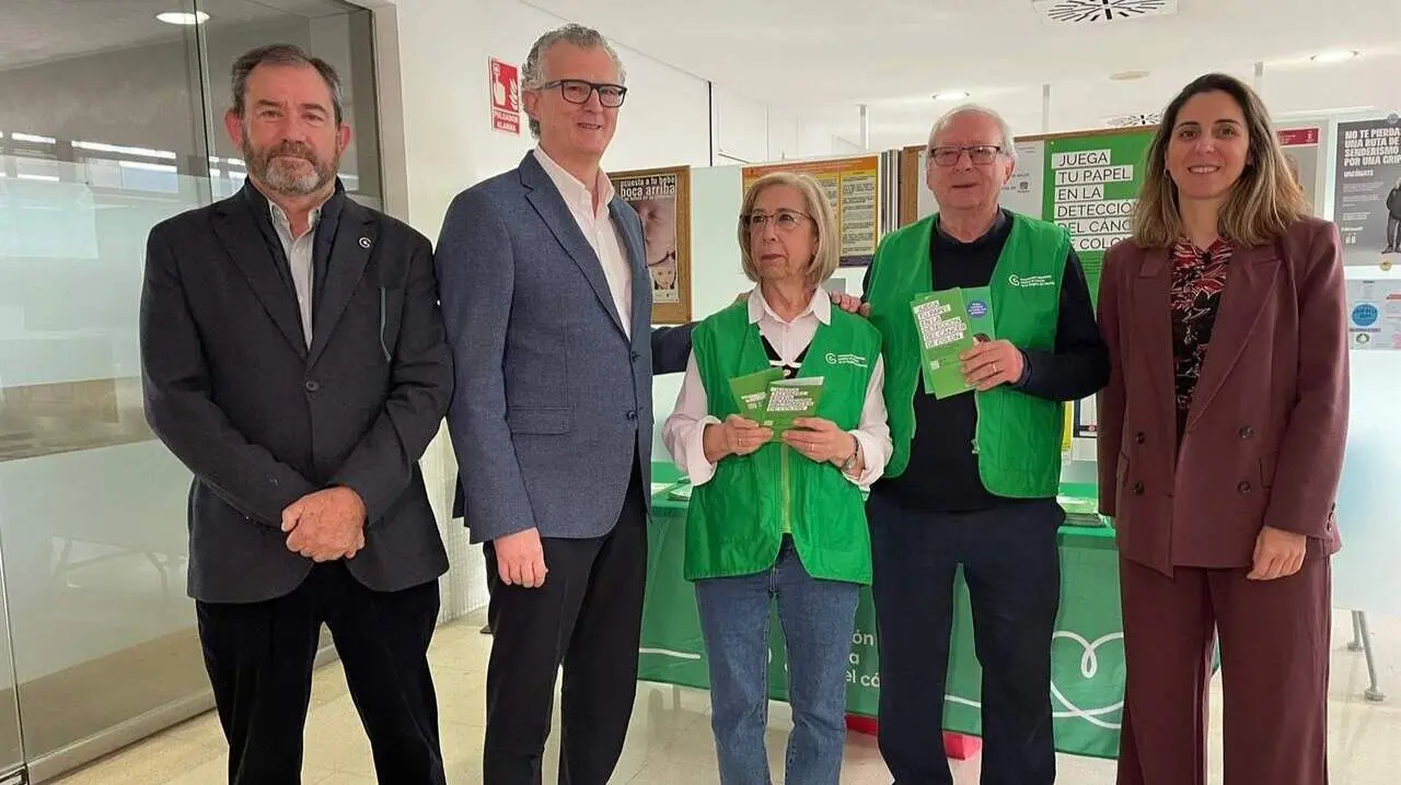 El consejero de Salud, Juan Jos&eacute; Pedre&ntilde;o, visita el centro de salud de El Ranero con motivo del D&iacute;a Mundial contra el C&aacute;ncer de Colon (foto: CARM)