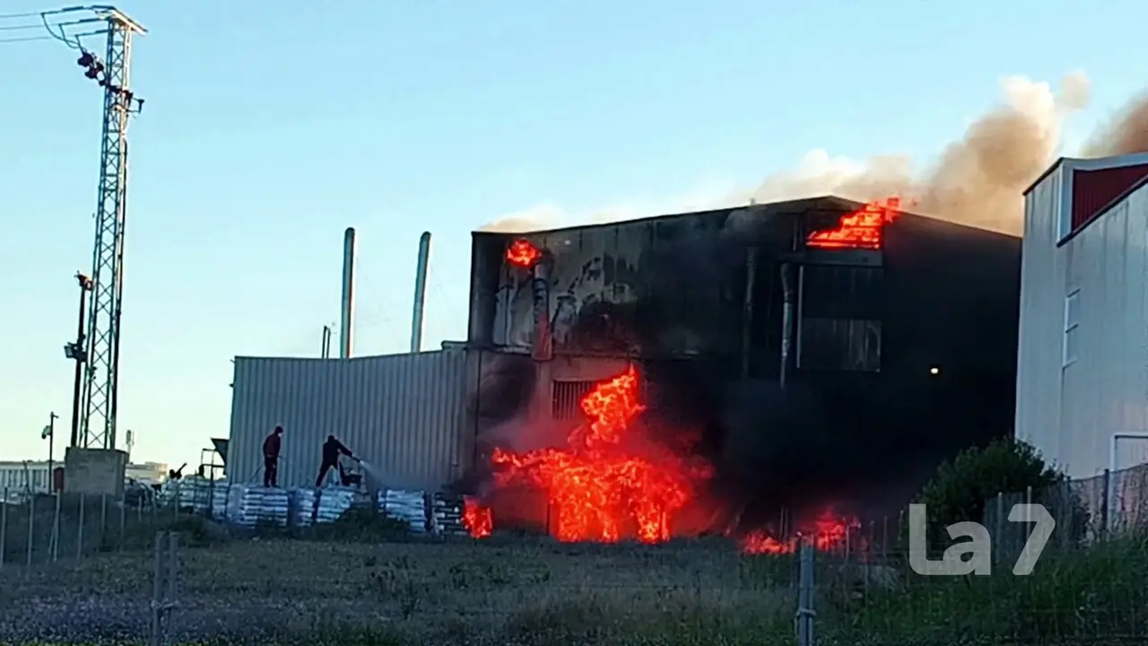 Incendio en una planta de reciclaje de neum&aacute;ticos en Ceut&iacute;