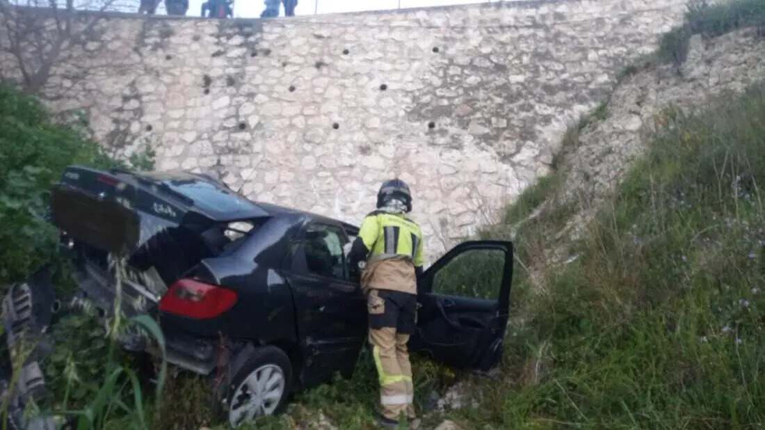 Herido el conductor de un veh&iacute;culo tras precipitarse por un desnivel en Moratalla (foto: 112)