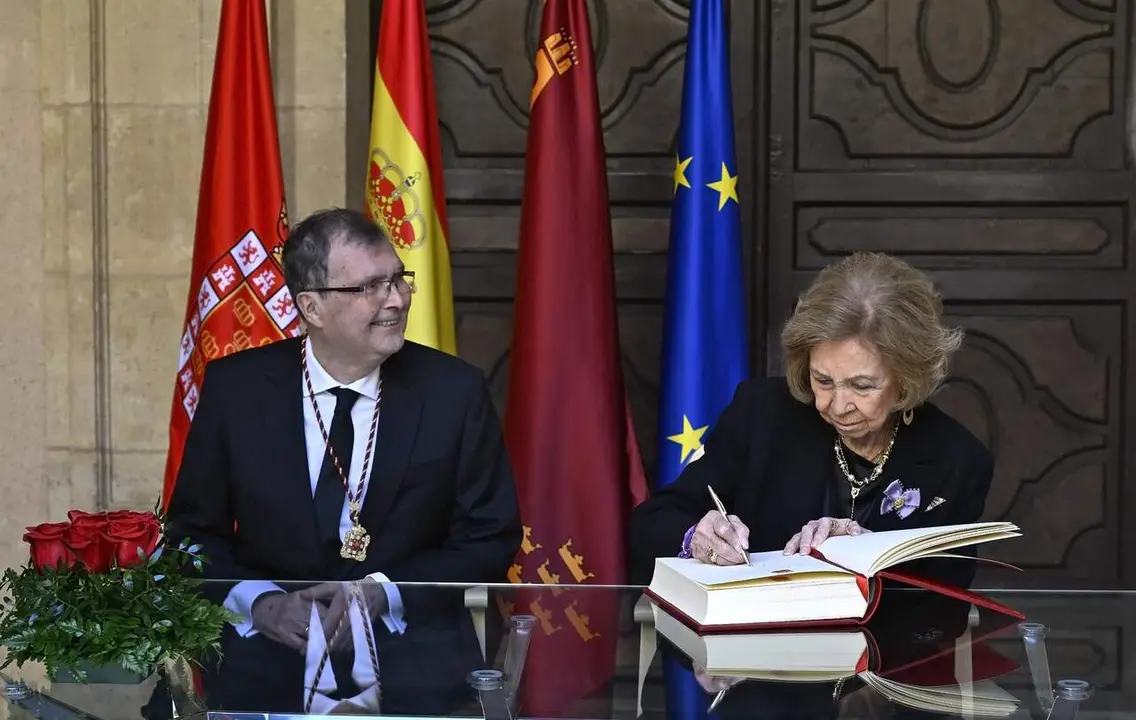 La Reina Sof&iacute;a deja su huella en Murcia firmando en el Libro de Oro del Ayuntamiento
