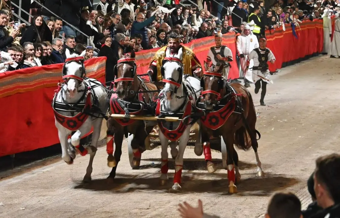 L&oacute;pez Miras, subido a la cu&aacute;driga en este Viernes Santo