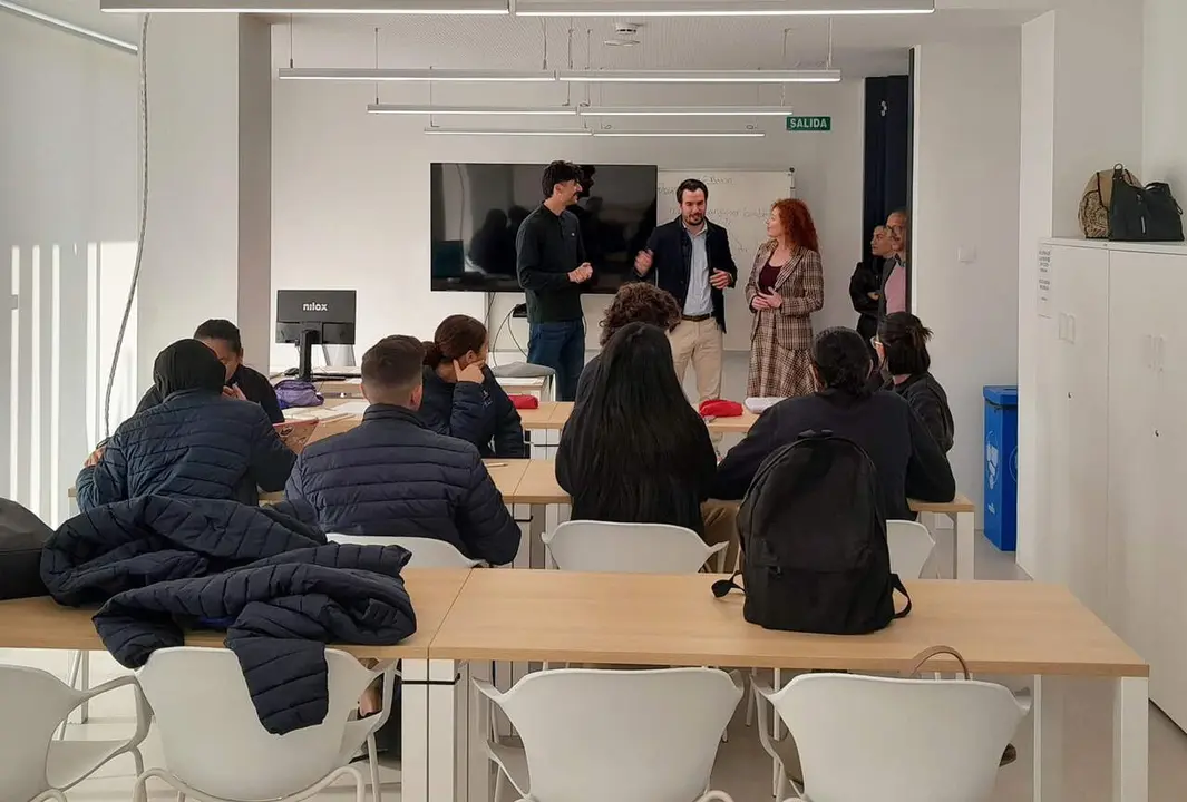 La directora general del SEF, Pilar Valero, durante una visita a alumnos.