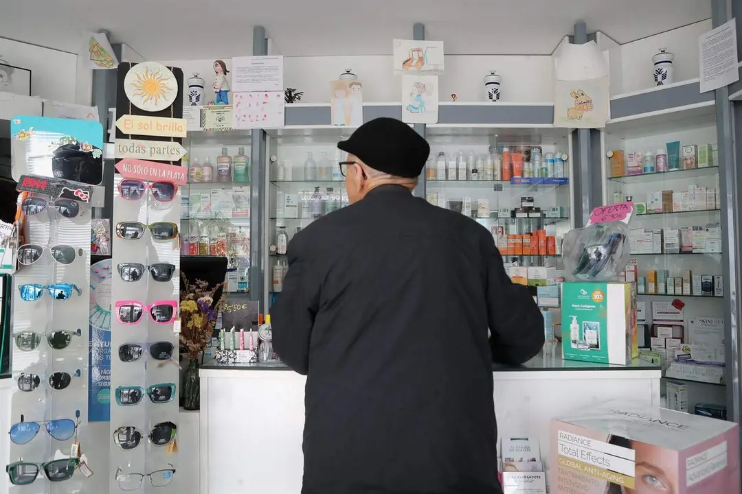 Una persona en una farmacia