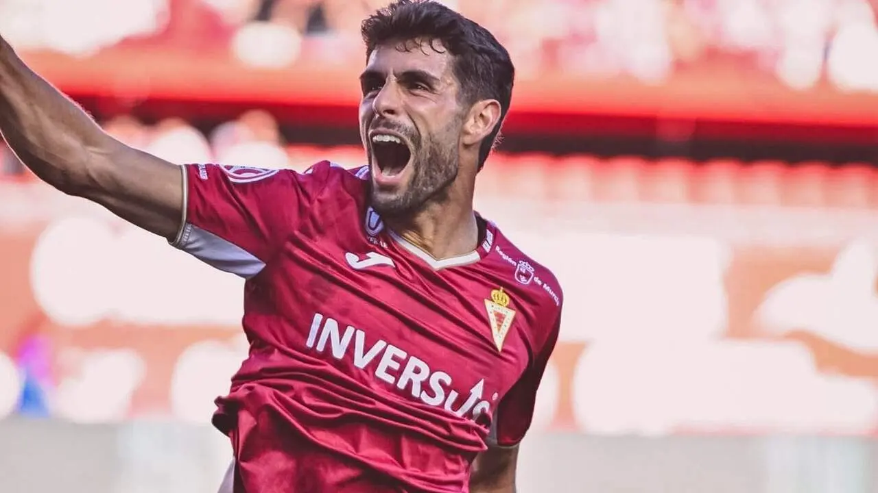 &Oacute;scar Gil celebra su gol con el Real Murcia