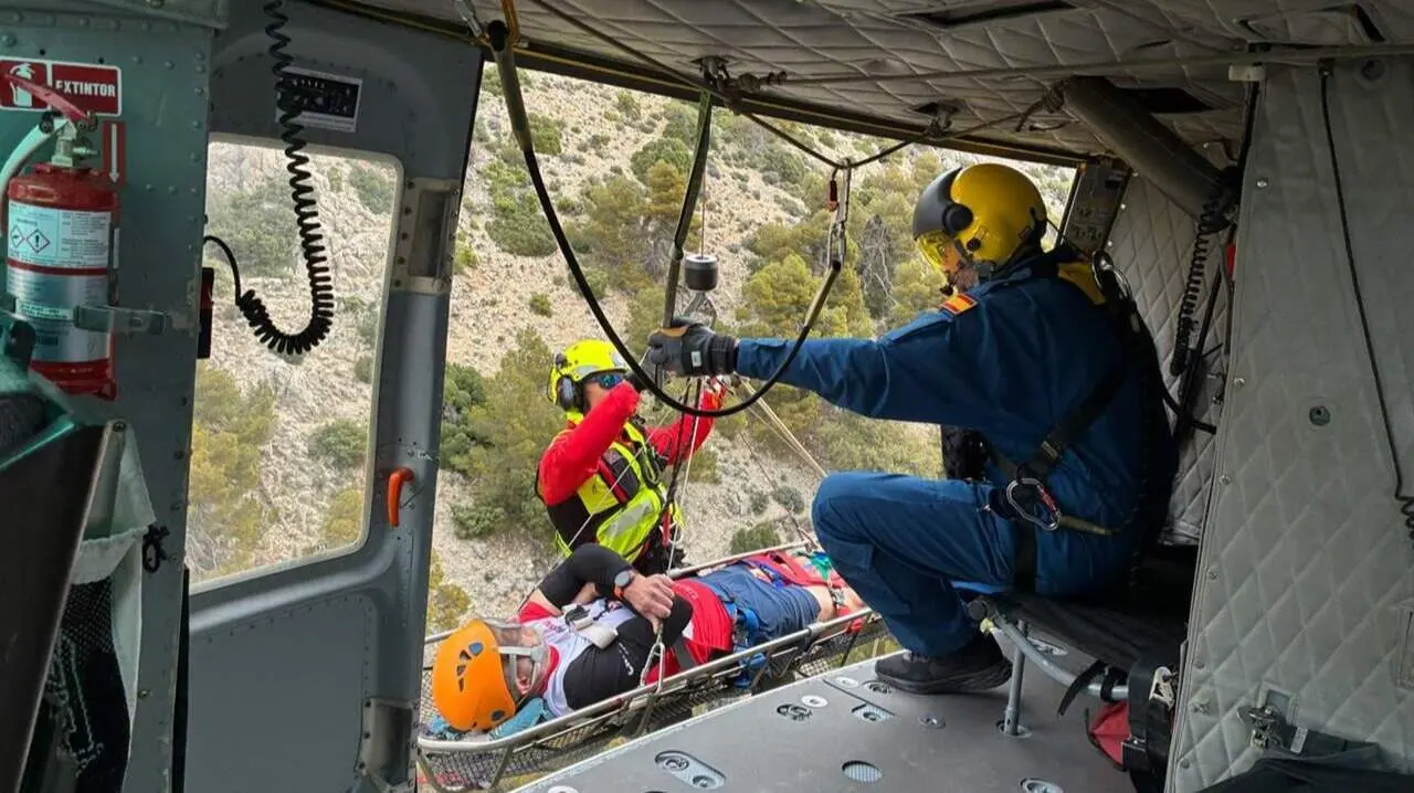 Rescatan en helic&oacute;ptero a un hombre de 52 a&ntilde;os herido en Sierra Espu&ntilde;a (foto: 112 Regi&oacute;n de Murcia)