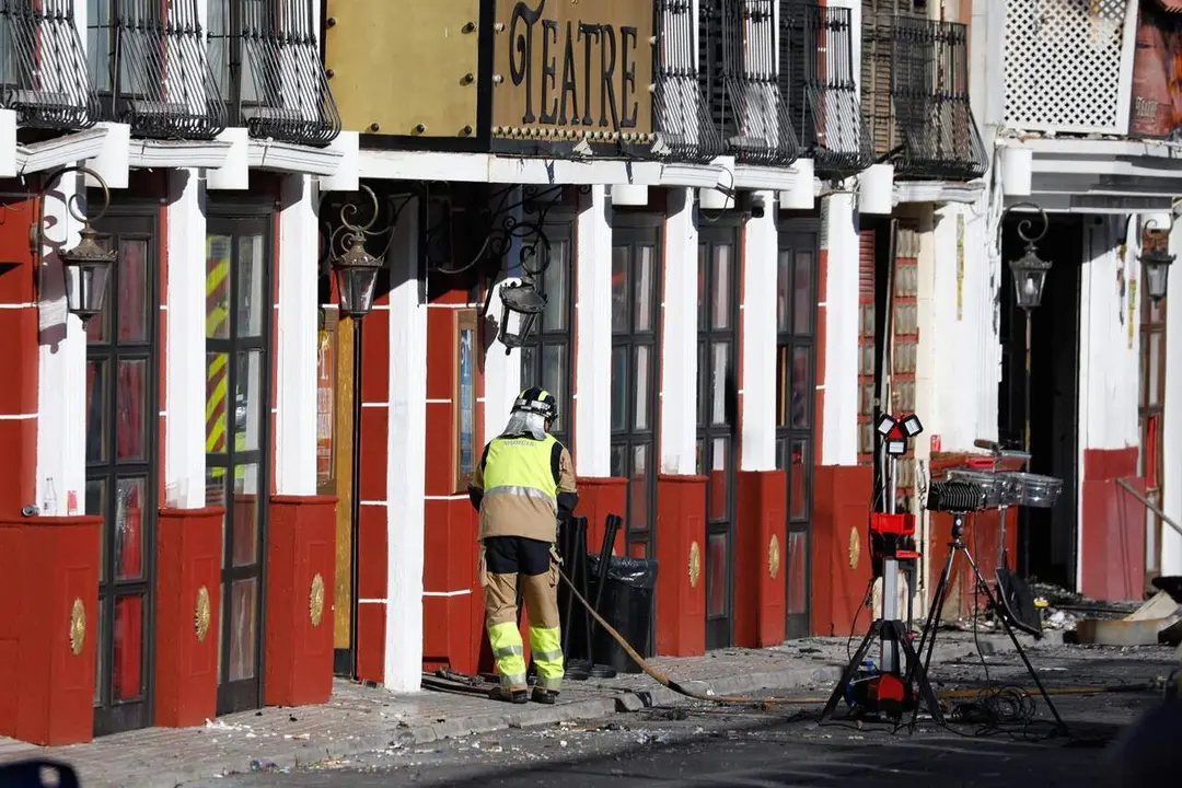 Bomberos de Murcia trabajan frente al Teatre, en la zona de ocio de Las Atalayas, donde ocurri&oacute; el incendio (foto: Bomberos Murcia)