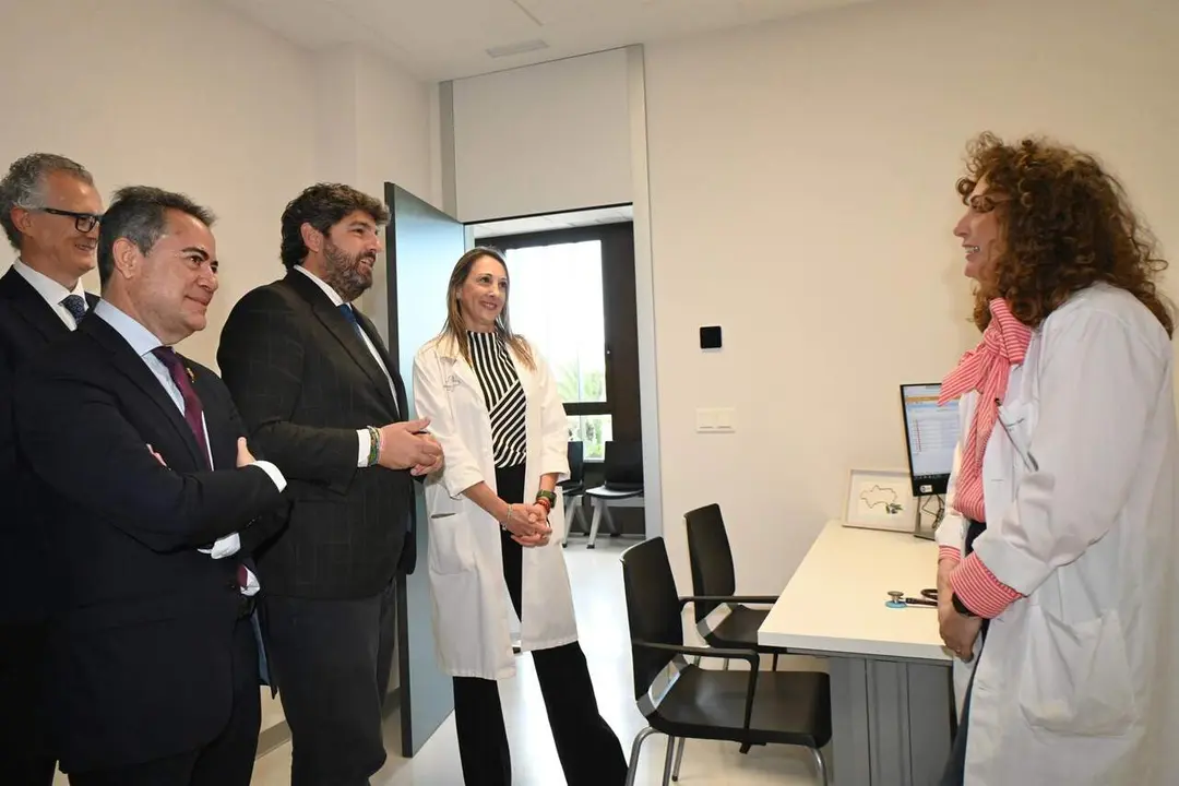 L&oacute;pez Miras inaugura el nuevo centro de salud de Lorqu&iacute; con m&aacute;s consultas y mejores instalaciones (foto: CARM)