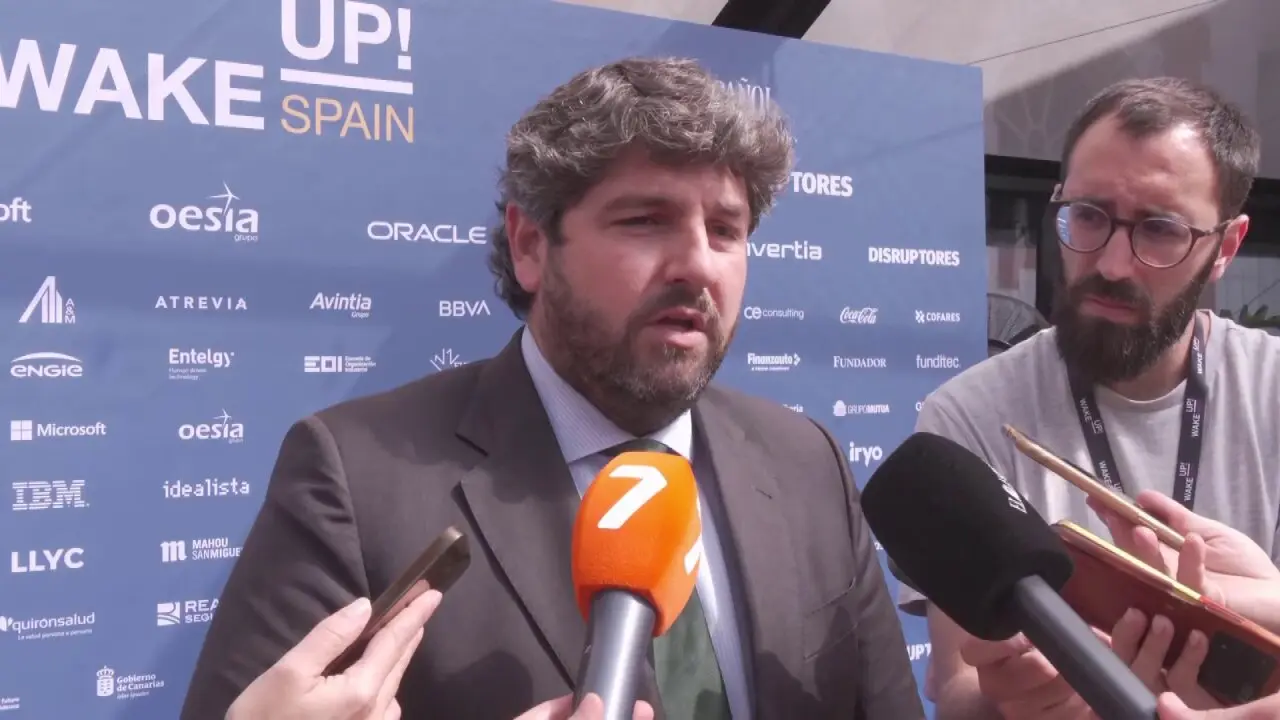 Fernando L&oacute;pez Miras antes del comienzo del evento Wake Up Spain de El Espa&ntilde;ol (foto: La 7)
