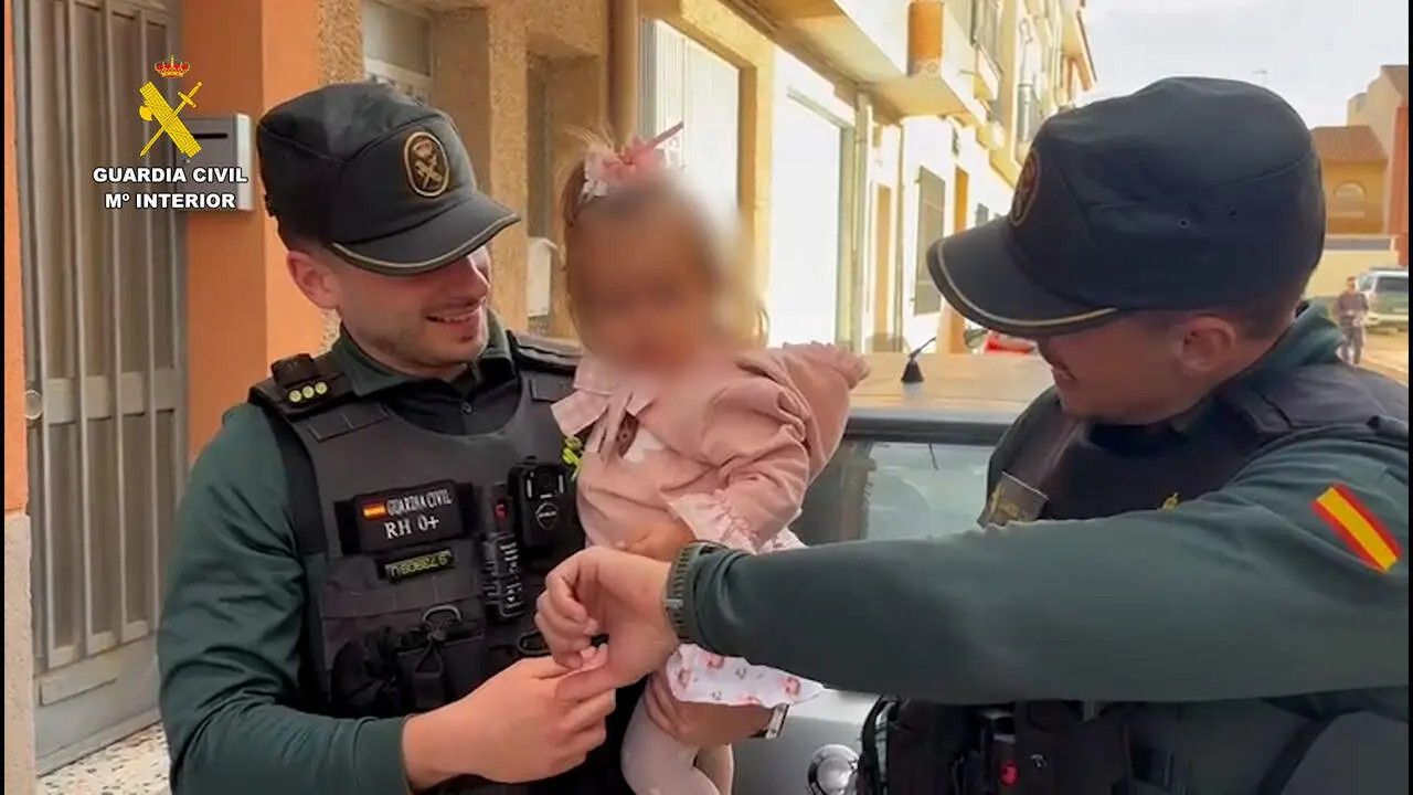 Dos guardias civiles fuera de servicio reaniman in extremis a una beb&eacute; que se encontraba en parada cardiorrespiratoria