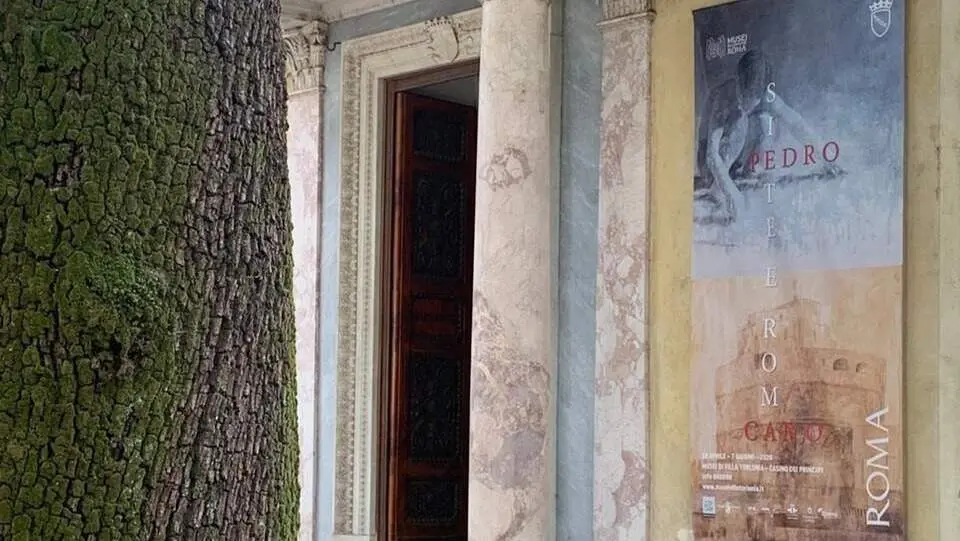 Imagen del acceso a la exposici&oacute;n con el cartel de la exposici&oacute;n
