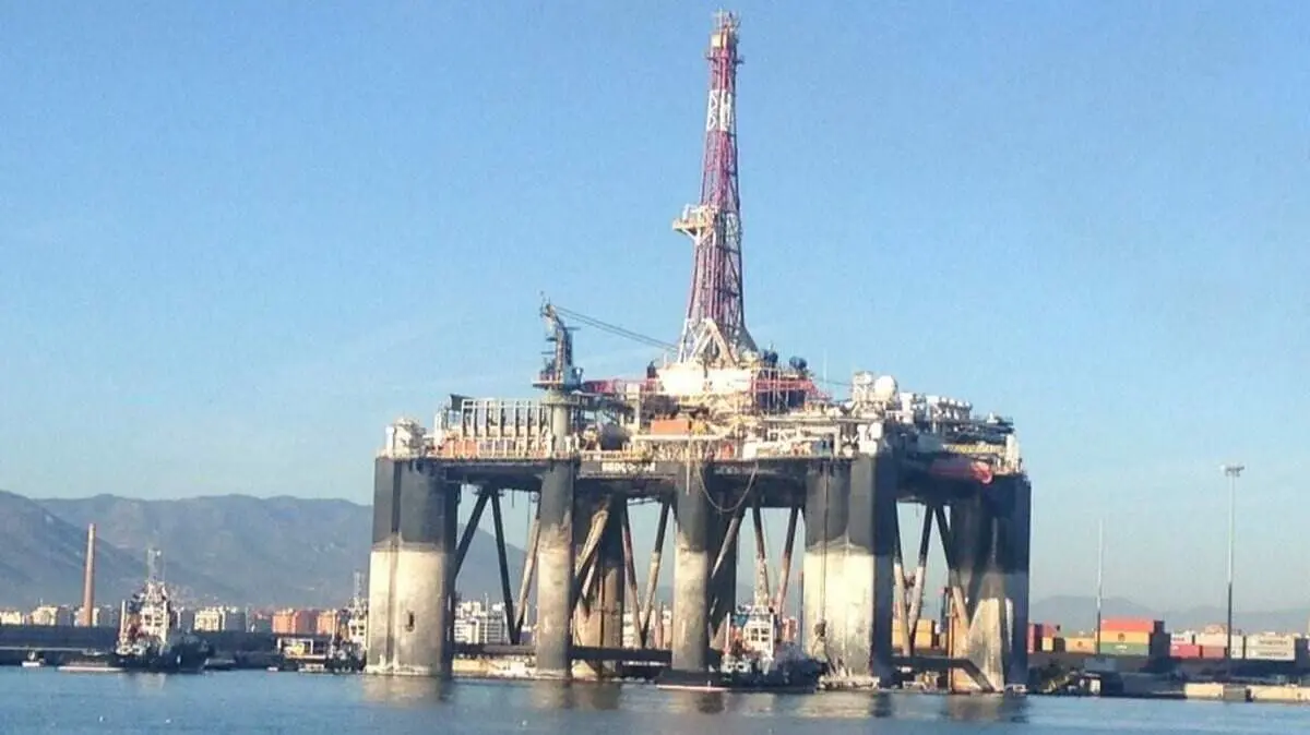 Imagen de archivo de una plataforma petrol&iacute;fera (foto: EP)