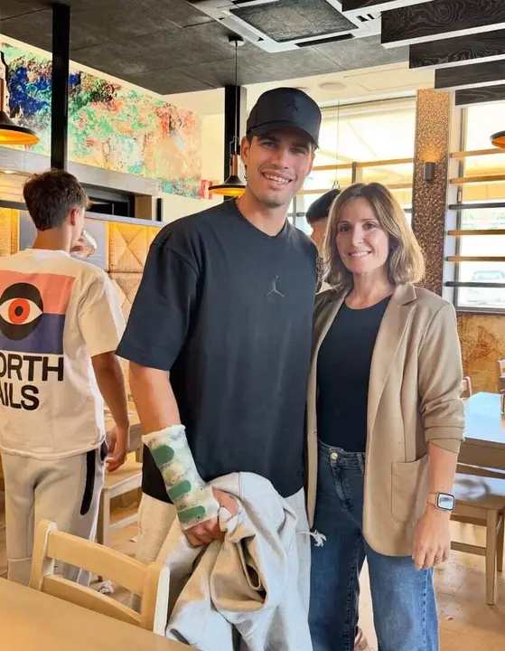 Carlos Alcaraz, nominado a mejor deportista en los Premios Laureus 2026, que se celebran en Madrid, en un conocido restaurante de la provincia de Albacete (foto: @loschopos_ en Instagram)
