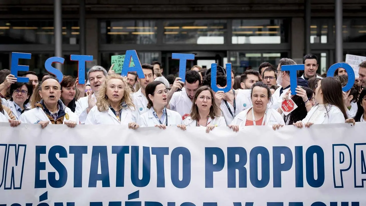 M&eacute;dicos durante una concentraci&oacute;n