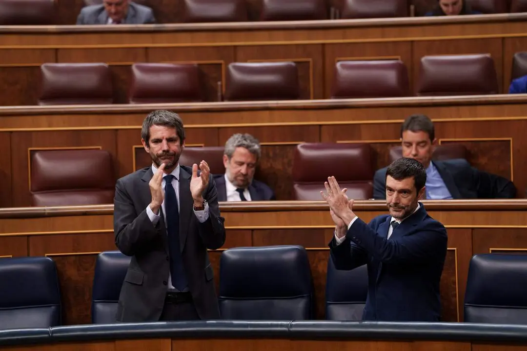 El ministro de Cultura, Ernest Urtasun (i), y el ministro de Derechos Sociales, Consumo y Agenda 2030, Pablo Bustinduy (d), durante una sesi&oacute;n plenaria en el Congreso, a 28 de abril de 2026, en Madrid (Espa&ntilde;a).
- Matias Chiofalo - Europa Press