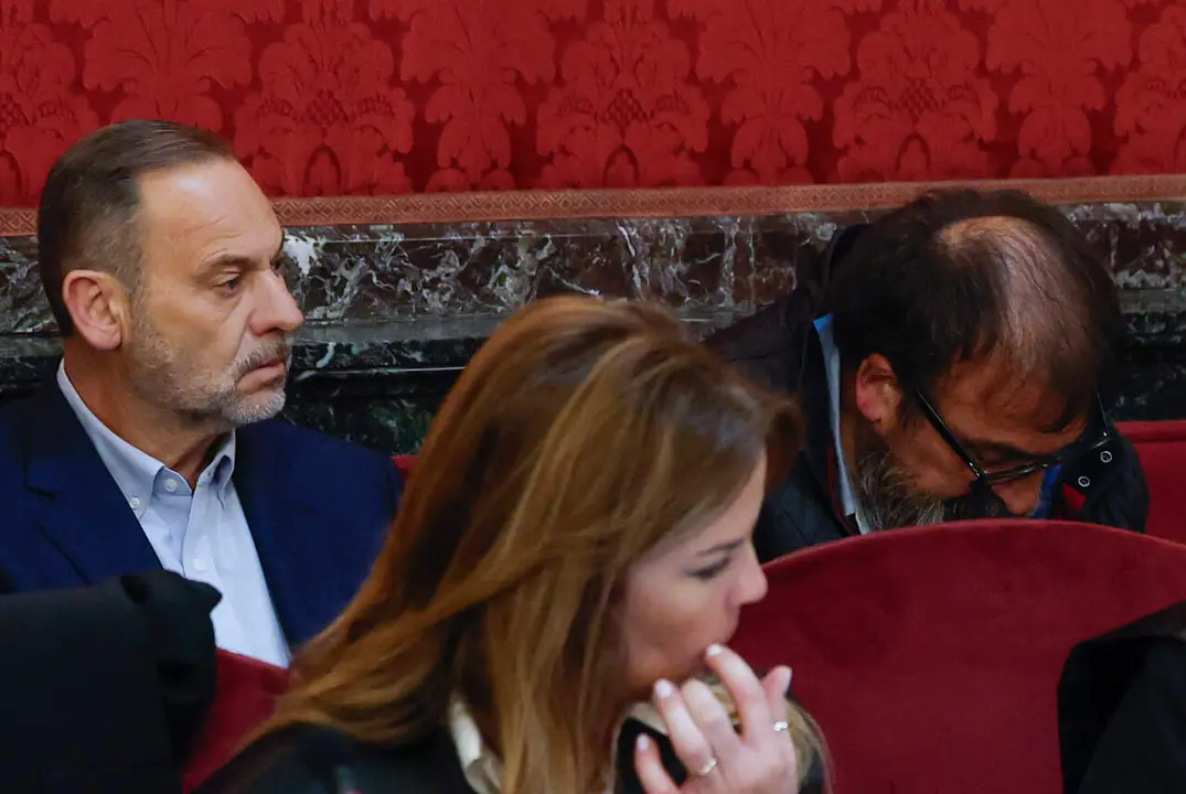 El exministro Jos&eacute; Luis &Aacute;balos (i) y su exasesor Koldo Garc&iacute;a (d) en el banquillo de los acusados durante el juicio por el 'caso mascarillas' en el Tribunal Supremo. (Foto: EP)