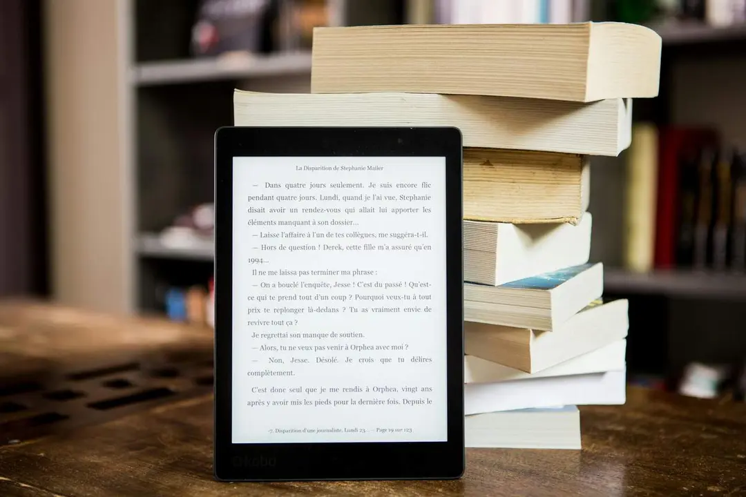 Libro digital y libros impresos | Imagen de archivo