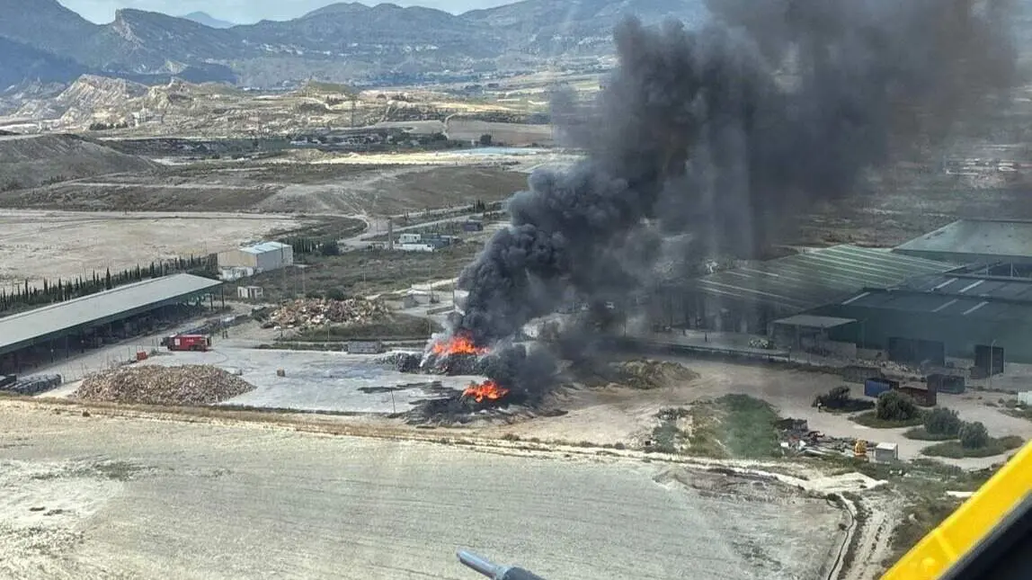 Incendio en un vertedero, en Lorca (foto: 1-1-2)