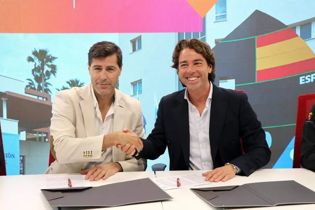 El director general de Deportes, Fran S&aacute;nchez, y el presidente de la Real Federaci&oacute;n Espa&ntilde;ola de Atletismo, Ra&uacute;l Chapado, hoy, durante el acto de firma del acuerdo
- CARM