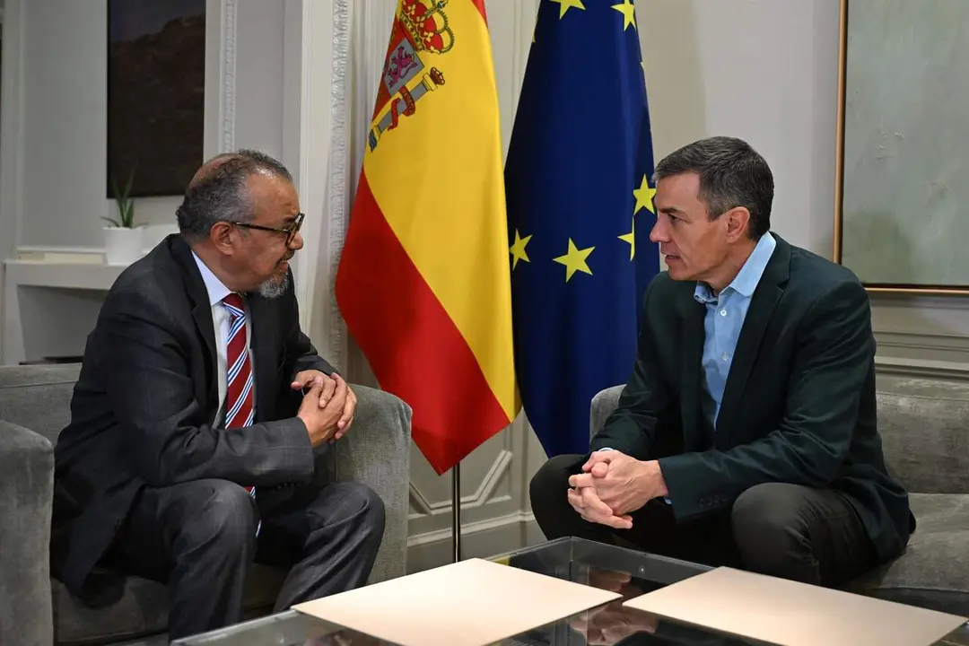 Imagen de archivo del presidente del Gobierno, Pedro S&aacute;nchez, con el director general de la Organizaci&oacute;n Mundial de la Salud (OMS), Tedros Adhanom Ghebreyesus, para analizar la llegada del crucero 'MV Hondius' afectado por un brote de hantavirus (foto: EP)