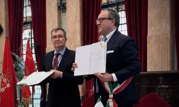Jos&eacute; Ballesta, junto al alcalde de  Santa Maria Capua Vetere, Antonio Mirra (foto: Ayuntamiento de  Santa Maria Capua Vetere)