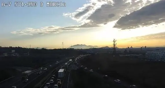 Un accidente en la A-7, a su paso por Guadalupe, provoca largas retenciones en sentido Alicante (foto: DGT)