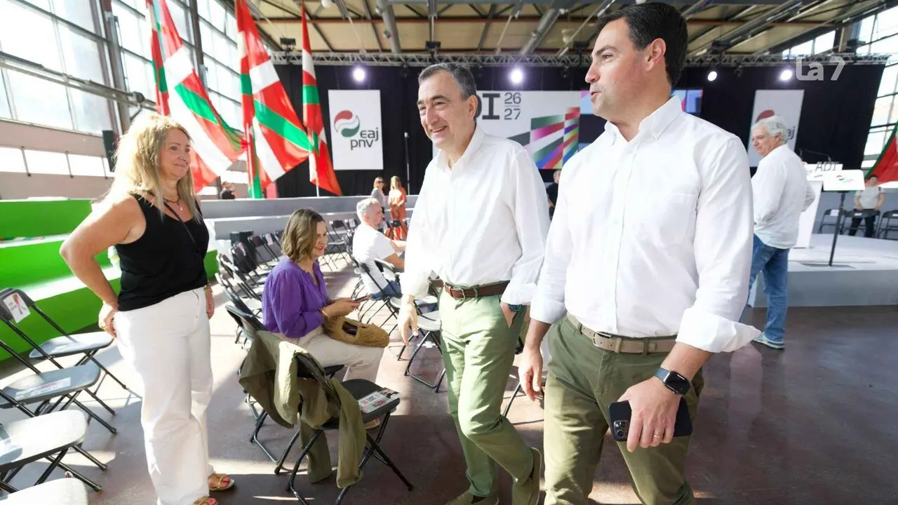 El presidente del PNV, Aitor Esteban, junto al lehendakari, Imanol Pradales