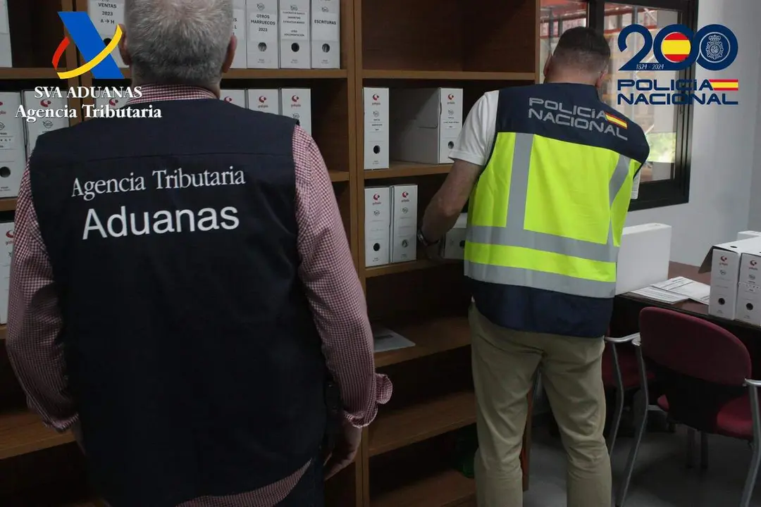 Un agente de la Polic&iacute;a Nacional y un funcionario de Vigilancia Aduanera durante la investigaci&oacute;n