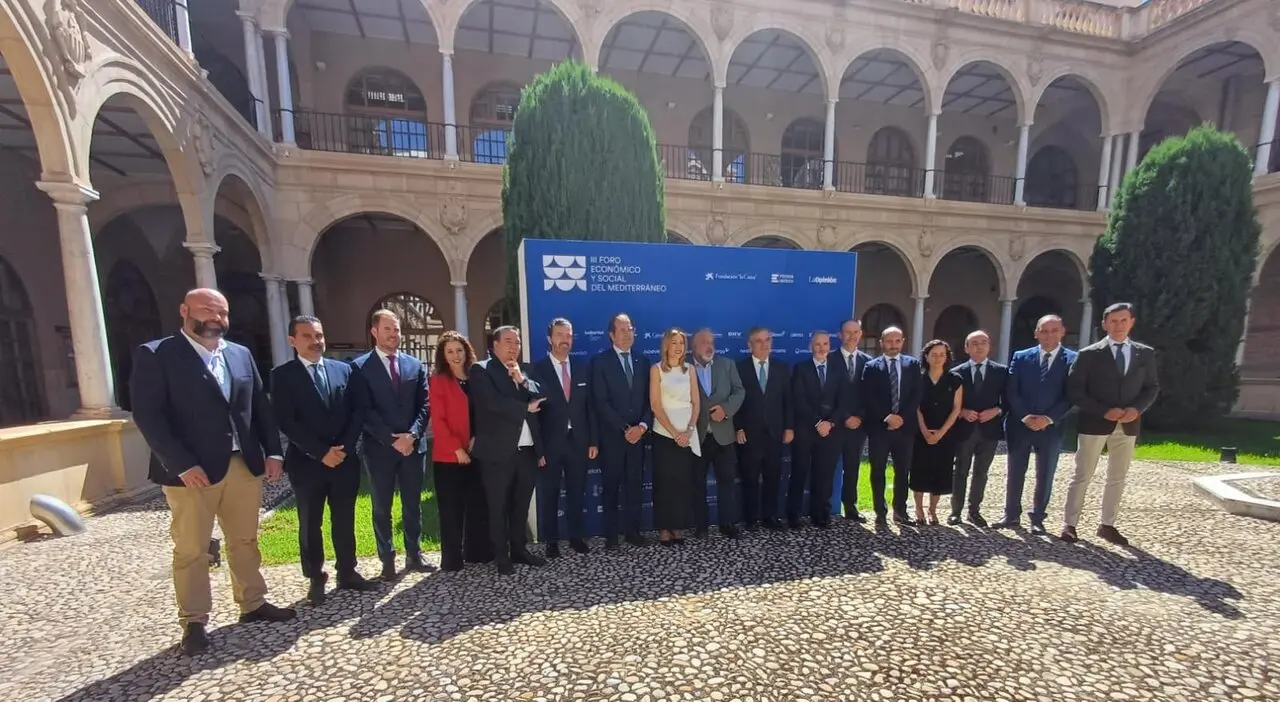 El consejero de Medio Ambiente, Universidades, Investigaci&oacute;n y Mar Menor, Juan Mar&iacute;a V&aacute;zquez, y la consejera de Empresa, Empleo y Econom&iacute;a Social, Marisa L&oacute;pez Arag&oacute;n, junto con el rector de la UMU, Samuel Baixauli, y de la UPCT, Mathieu Kessler, antes de la inauguraci&oacute;n del &lsquo;III Foro Mediterr&aacute;neo Murcia&rsquo;, organizado por Prensa Ib&eacute;rica