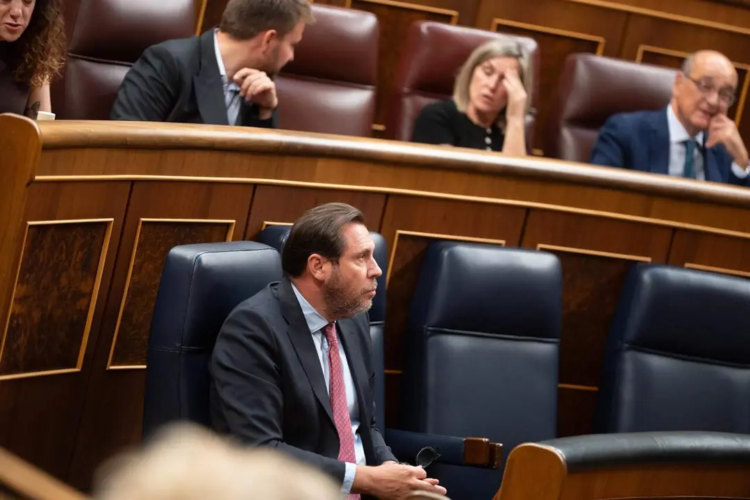 El ministro de Transportes, &Oacute;scar Puente, durante una sesi&oacute;n plenaria, en el Congreso de los Diputados (foto: EP)