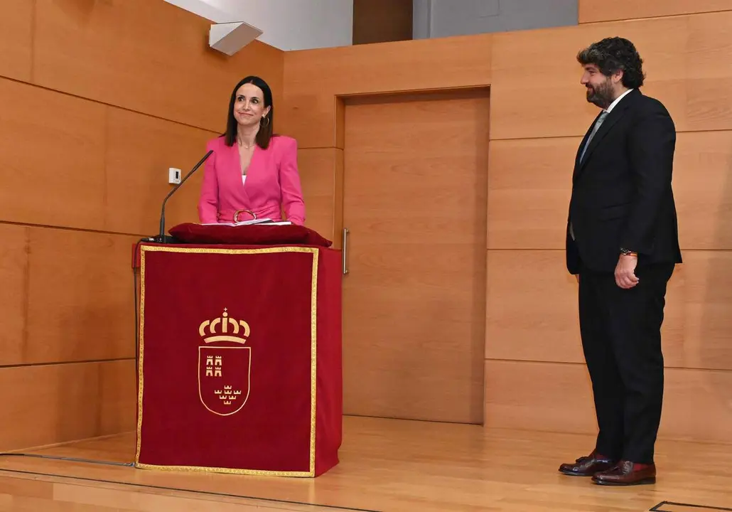 Isabel Ayala, en su toma de posesi&oacute;n como consejera de Salud, junto al presidente del Gobierno regional, Fernando L&oacute;pez Miras | Foto: Europa Press