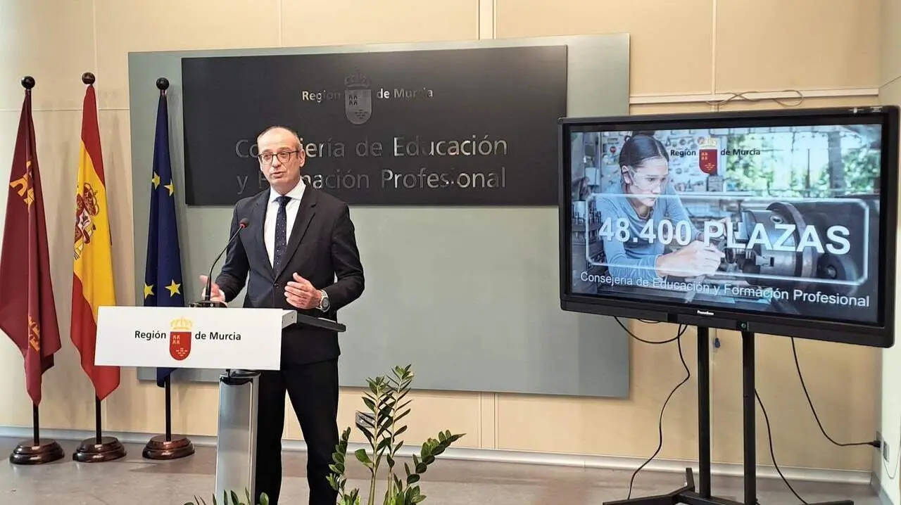 Consejero de Educaci&oacute;n y Formaci&oacute;n Profesional, V&iacute;ctor Mar&iacute;n, presenta la oferta de Formaci&oacute;n Profesional para el curso 2026-2027 (foto: CARM)