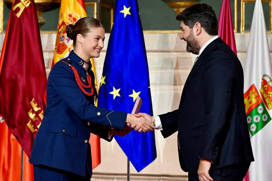 La princesa Leonor recibe la Medalla de Oro de la Regi&oacute;n de Murcia de manos del presidente Fernando L&oacute;pez Miras