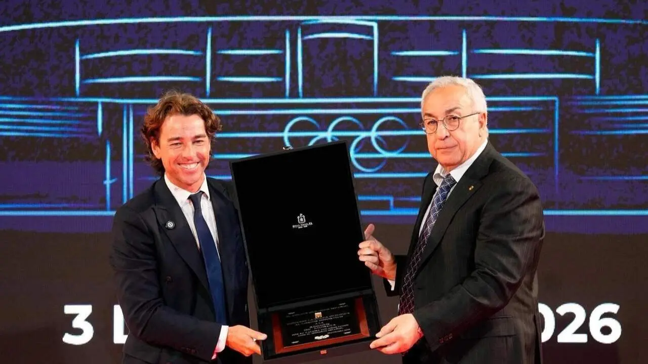 El director general de Deportes, Francisco Javier S&aacute;nchez, recibe la Placa Ol&iacute;mpica concedida a la Comunidad Aut&oacute;noma