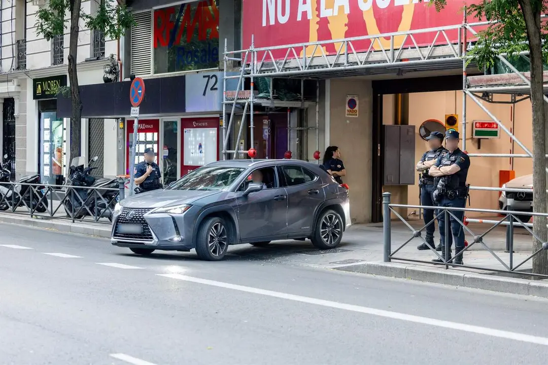 Varios agentes de la Unidad Central Operativa (UCO) de la Guardia Civil salen de la sede nacional del PSOE en Ferraz, a 27 de mayo de 2026, en Madrid