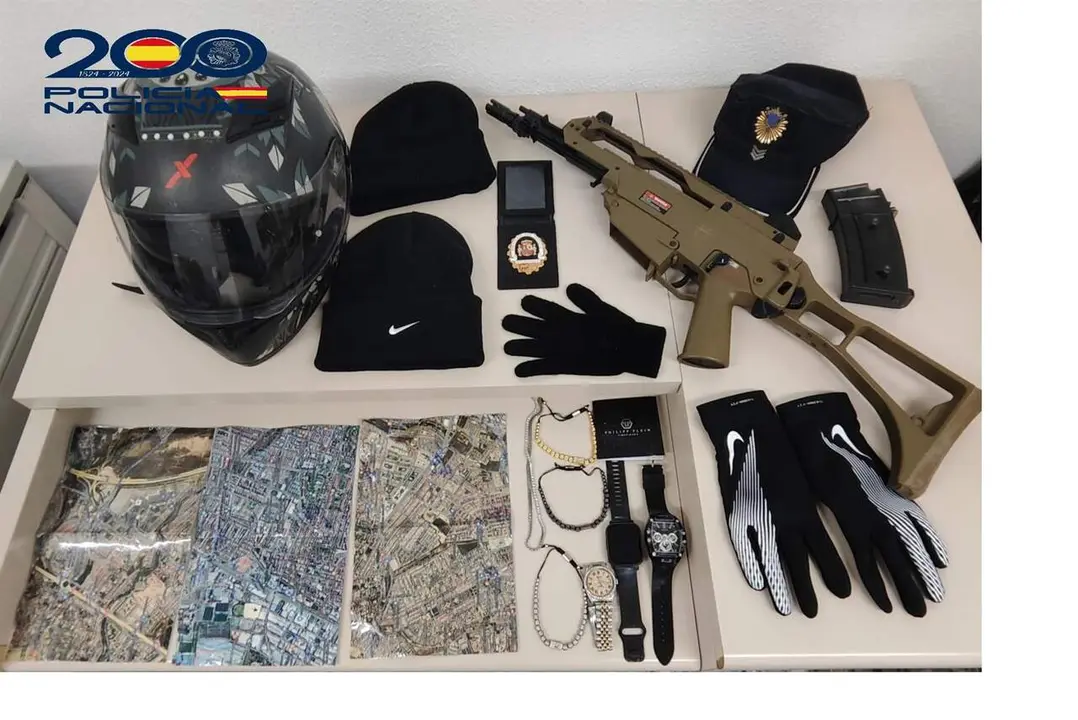 Se incautaron mapas de ciudades costeras con la selecci&oacute;n de posibles objetivos, gran cantidad de joyas, dinero en efectivo e imitaciones de prendas de vestir de las Fuerzas y Cuerpos de Seguridad
- POLIC&Iacute;A NACIONAL