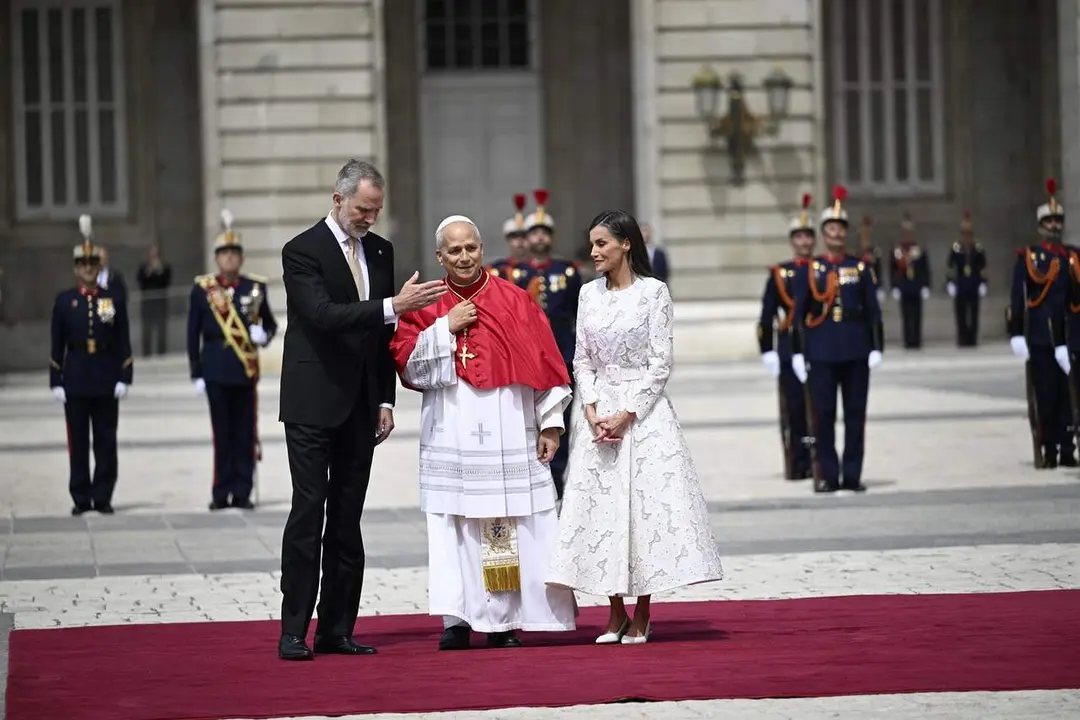 Le&oacute;n XIV, recibido con honores por los reyes y sus hijas a su llegada al Palacio Real (foto: EP)