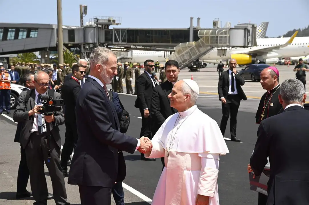 El Rey Felipe VI y el Papa Le&oacute;n XIV conversan durante la celebraci&oacute;n de la ceremonia oficial de despedida al Papa Le&oacute;n XIV, en el Aeropuerto Internacional de Tenerife Norte-Los Rodeos
- Elo&iacute;sa P&eacute;rez / ACFI - Europa Press