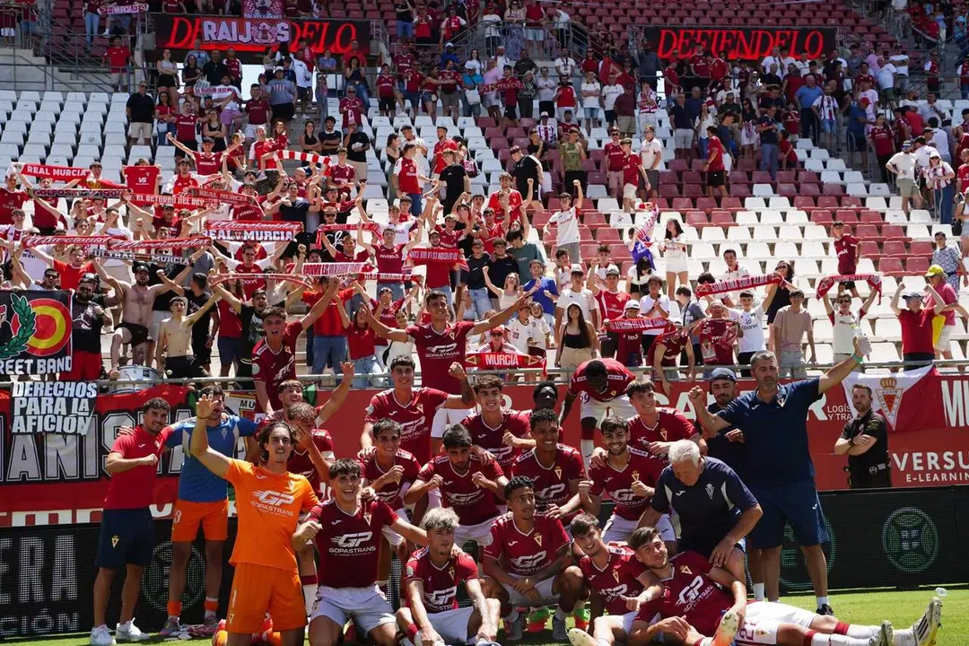 Los jugadores del Real Murcia Imperial celebran con los aficionados el triunfo ante el CD Pamplona | Foto: Real Murcia