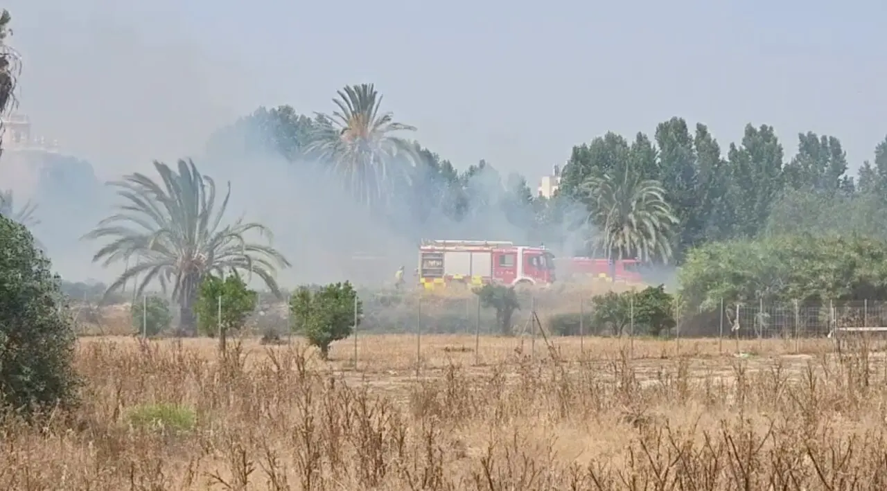 Bomberos trabajan en la zona