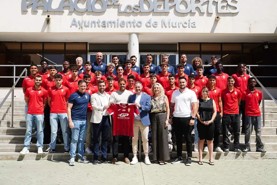 El Ayuntamiento de Murcia recibe al Real Murcia Imperial despu&eacute;s del hist&oacute;rico ascenso.