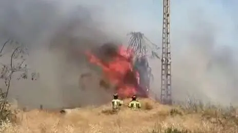 Incendio de vegetaci&oacute;n en el barrio Peral de Cartagena (foto: La 7)